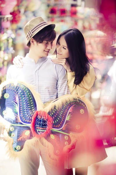 Th&aacute;i H&agrave; v&agrave; Ph&uacute;c Vinh dạo phố đ&egrave;n lồng